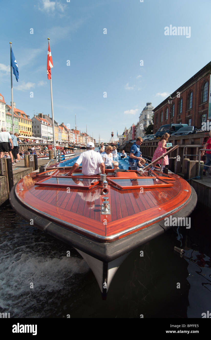 Passengers disembarking a canal cruise boat in Nyhavn Harbour, Copenhagen, Denmark. Stock Photo