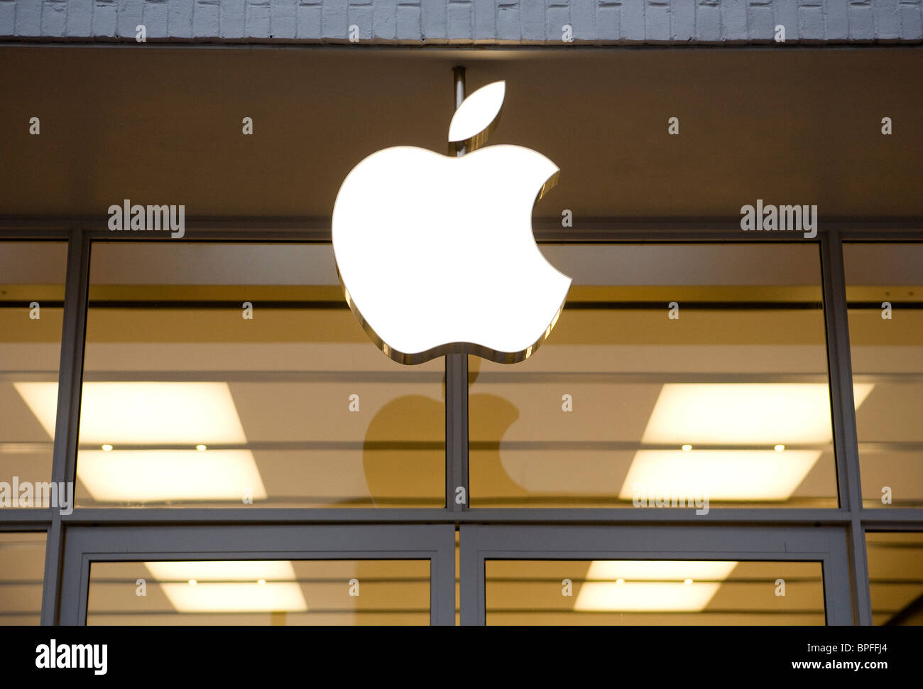 Apple logo store hi-res stock photography and images - Alamy