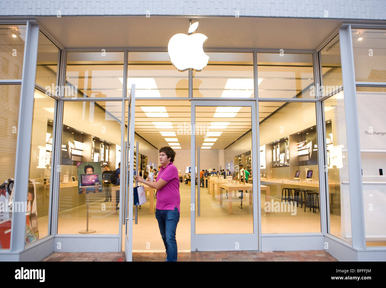 Apple logo store hi-res stock photography and images - Alamy