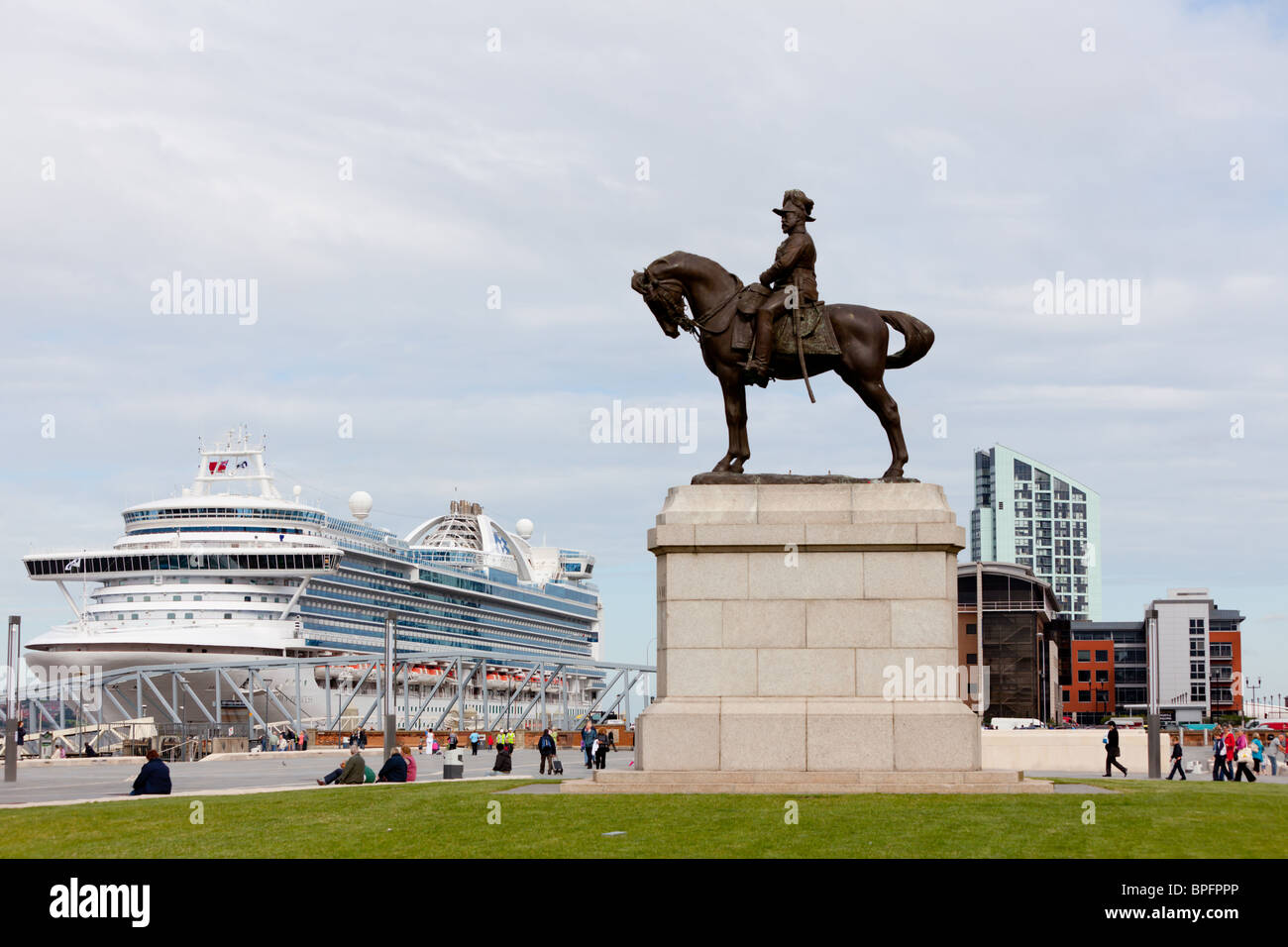 Statue on liverpool waterfront hires stock photography and images Alamy