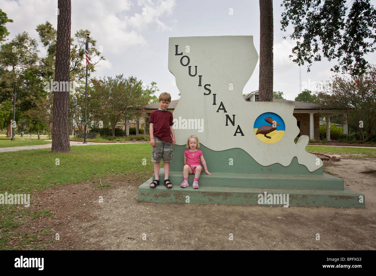 2 kids by a Louisiana State sign Stock Photo