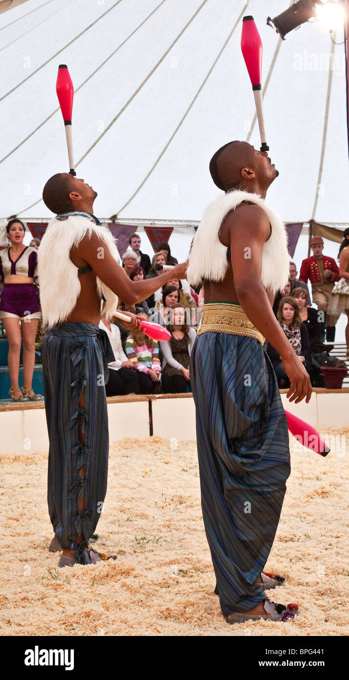 Jugglers Bichu and Bibi Tesfarmarium performing at Gifford's Circus Stock Photo