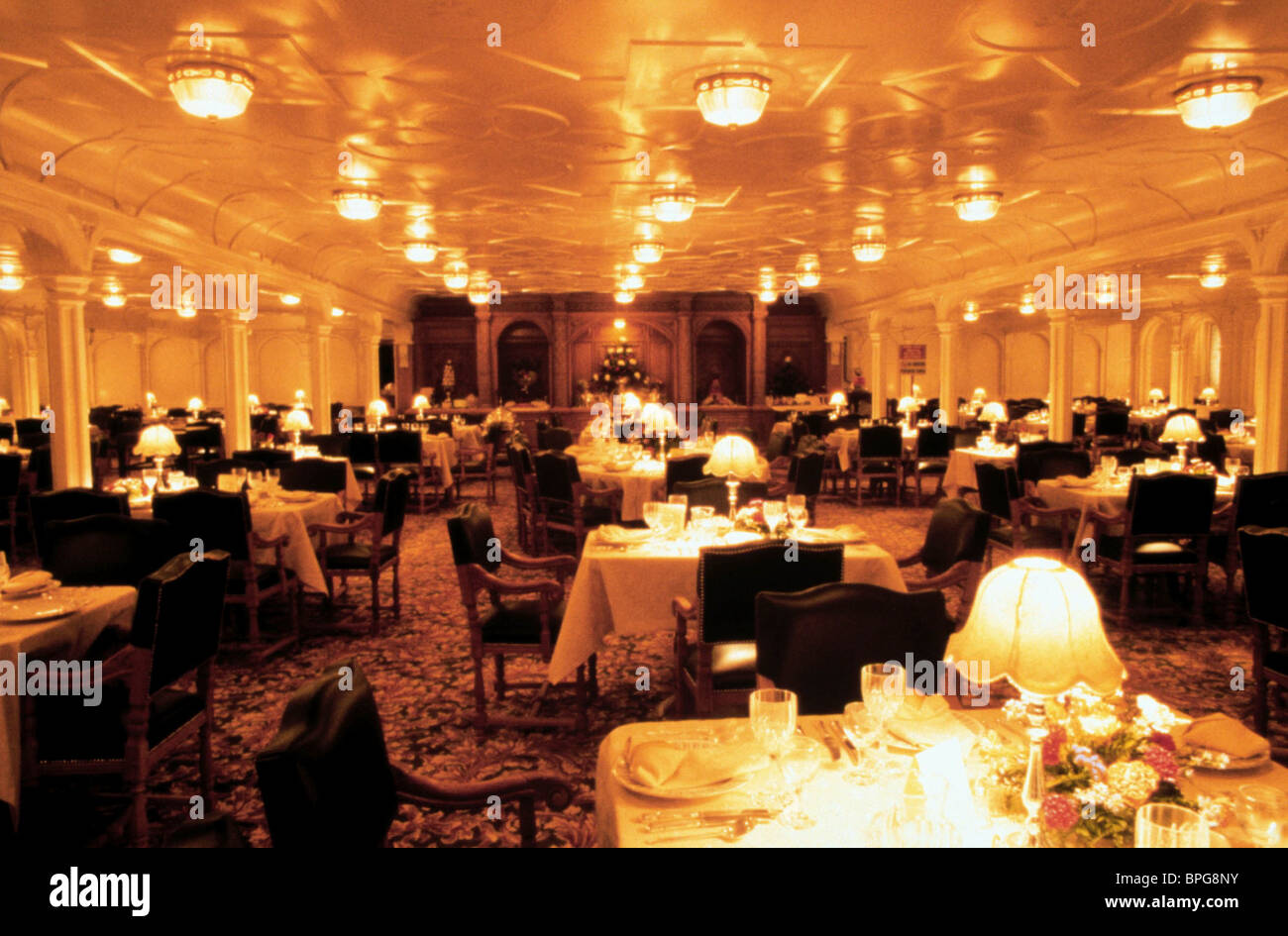 DINNER TABLE SCENE TITANIC (1997 Stock Photo: 31090919 - Alamy