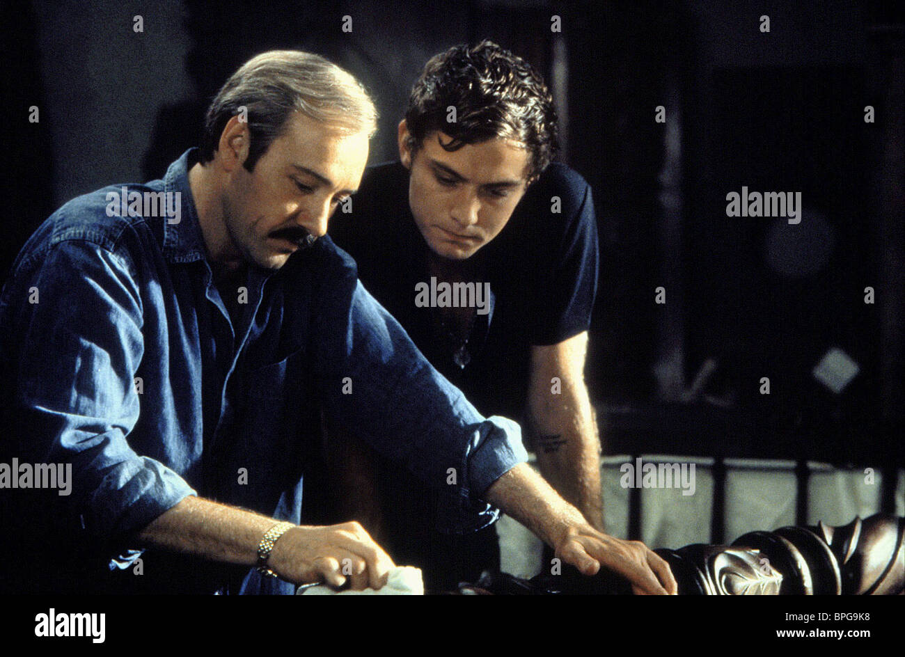 kevin-spacey-jude-law-midnight-in-the-garden-of-good-and-evil-1997-BPG9K8.jpg