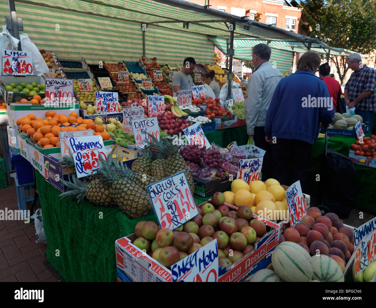 Surrey England Epsom Market Stall Selling English Cox's Apples, Pineapples, Oranges, Melons And Grapefruit Stock Photo