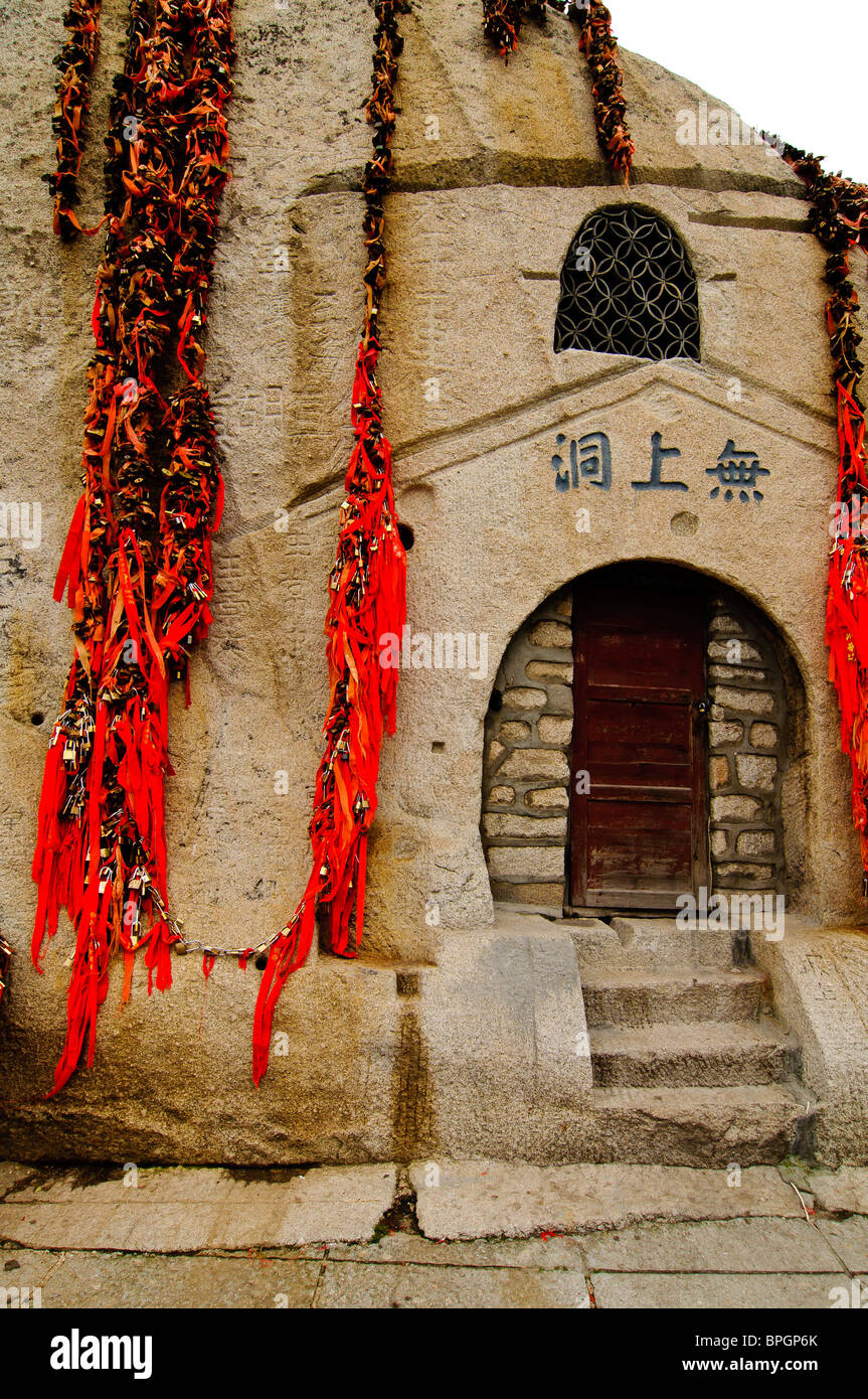 House Between Two Rocks High Resolution Stock Photography and Images ...
