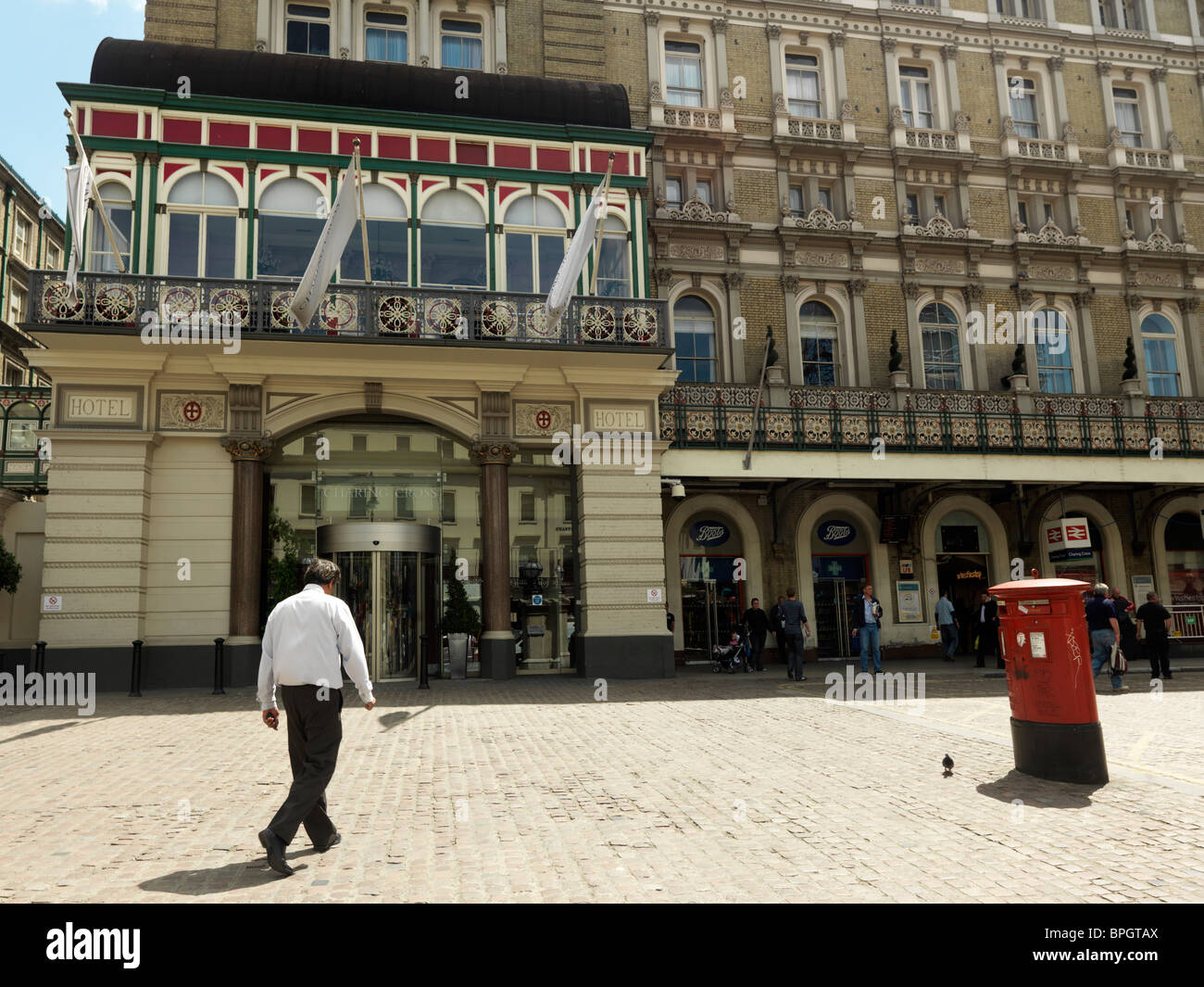 London England Charing Cross Station And Hotel Stock Photo Alamy