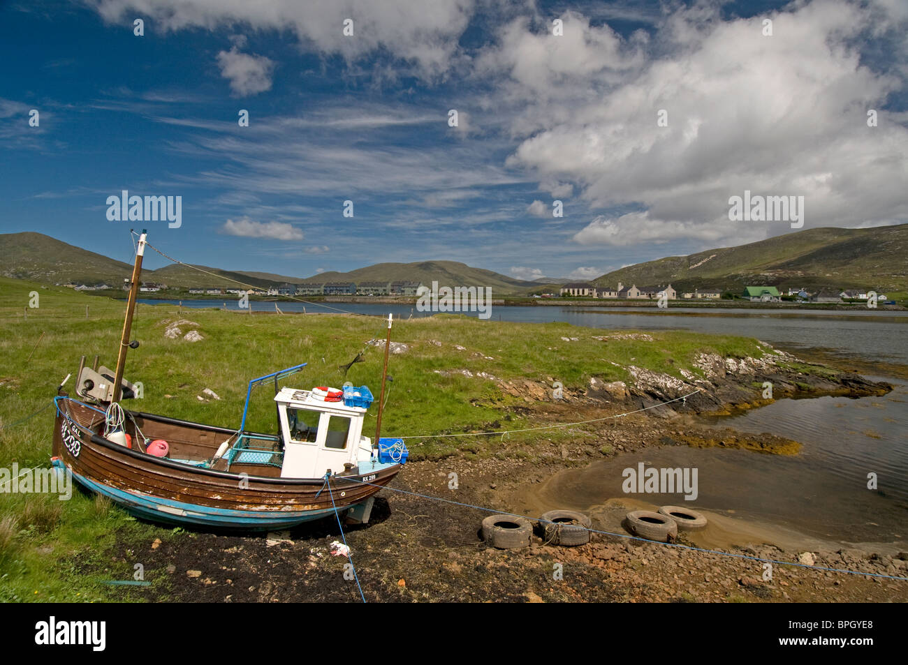 Fishin boat at Low tide at Leverburgh, South Harris, Western Isles, Outer Hebrides. Scotland.  SCO 6485 Stock Photo