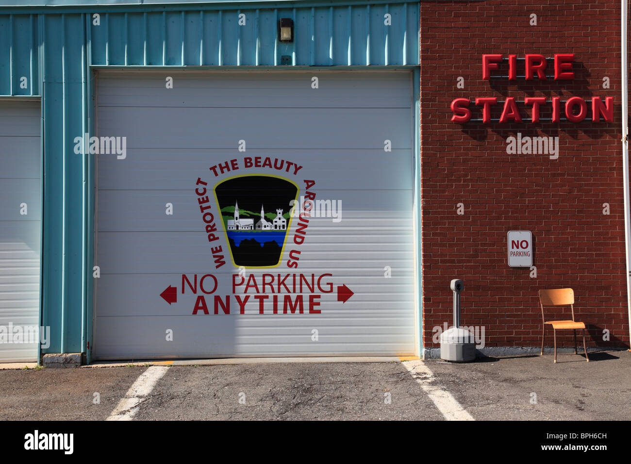 Fire station bay doors hi-res stock photography and images - Alamy