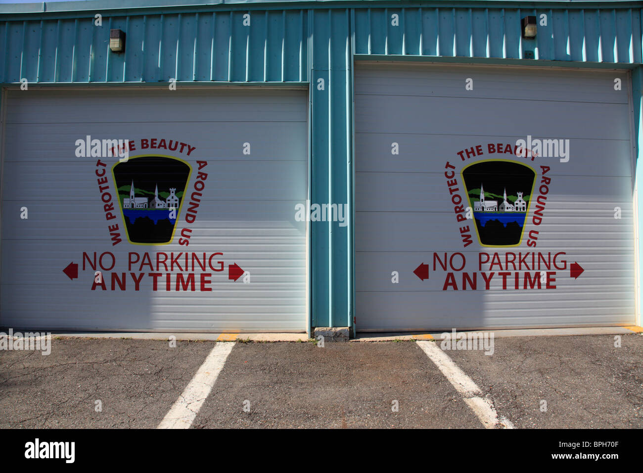 Fire station bay doors hi-res stock photography and images - Alamy