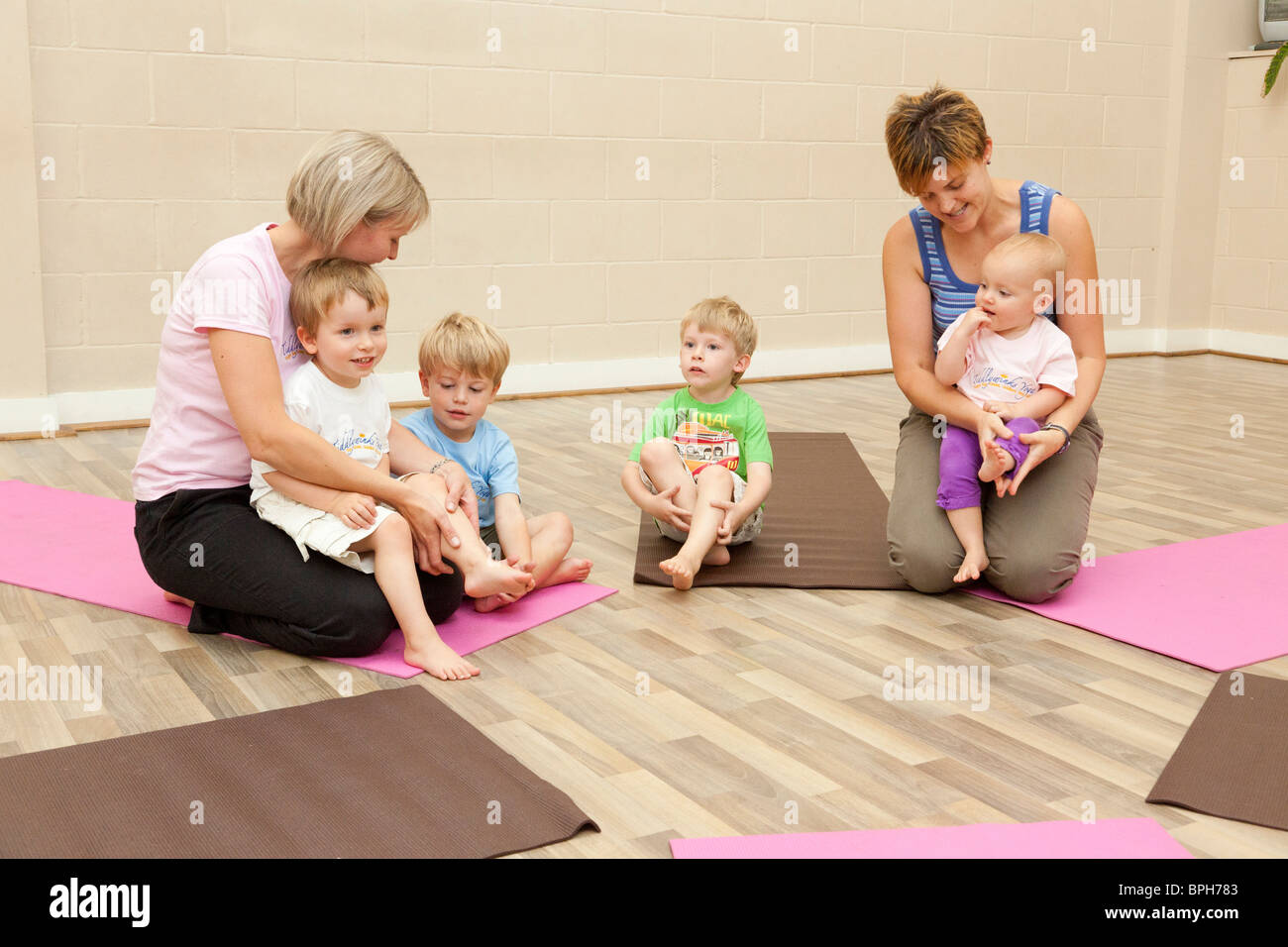 mothers and babies yoga exercise class Stock Photo Alamy