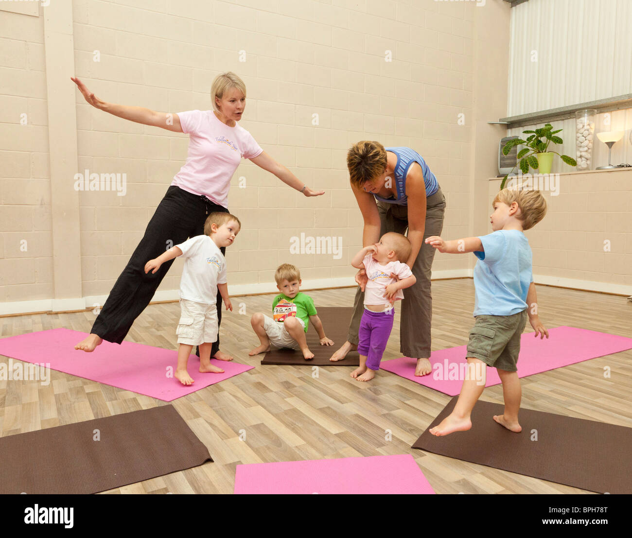 mothers and babies yoga exercise class Stock Photo Alamy