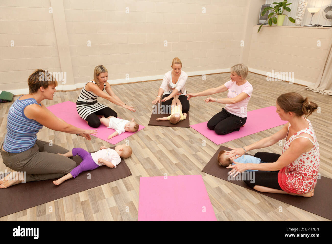 mothers and babies yoga exercise class Stock Photo Alamy