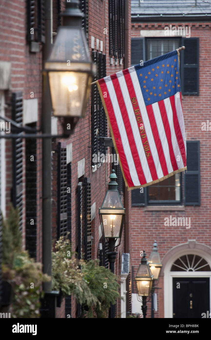 Lantern on a wall with American colonial flag in the background, Acorn Street, Beacon Hill, Boston, Massachusetts, USA Stock Photo