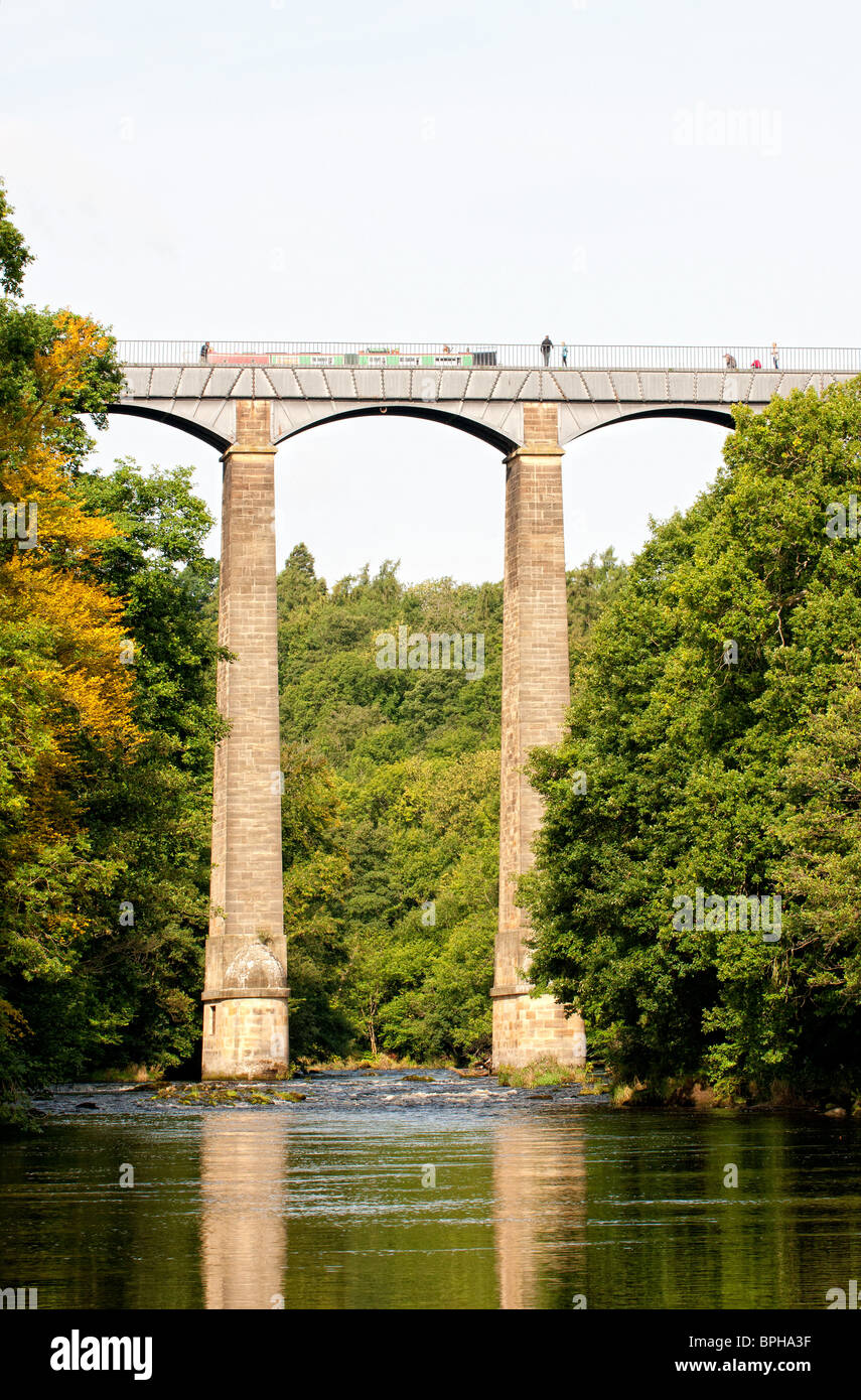 Pontcysyllte Aqueduct carries the Llangollen Canal over the River Dee in Denbighshire, North Wales Stock Photo