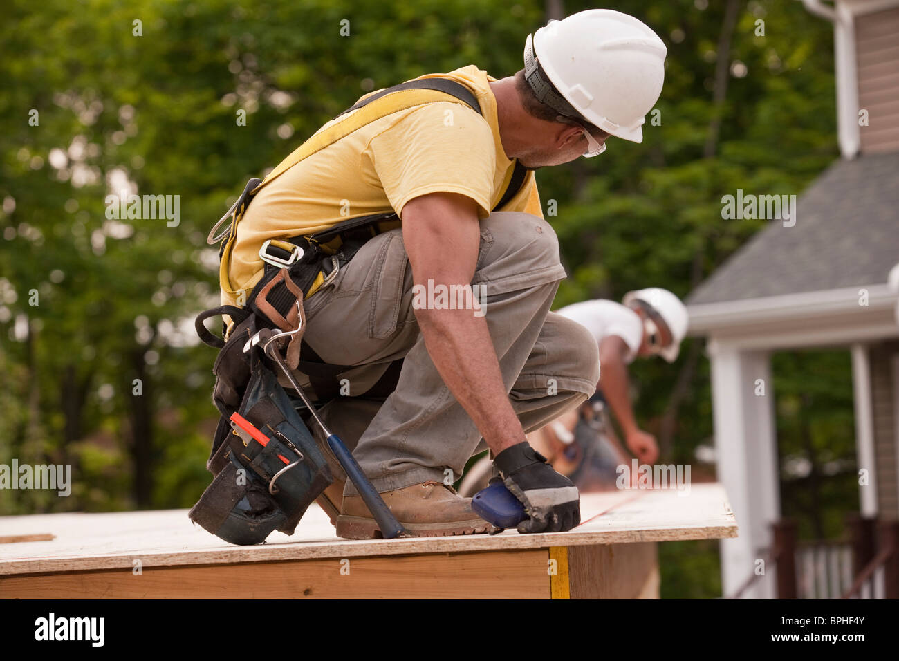 https://c8.alamy.com/comp/BPHF4Y/carpenters-laying-a-snap-line-on-a-particle-board-using-chalk-line-BPHF4Y.jpg