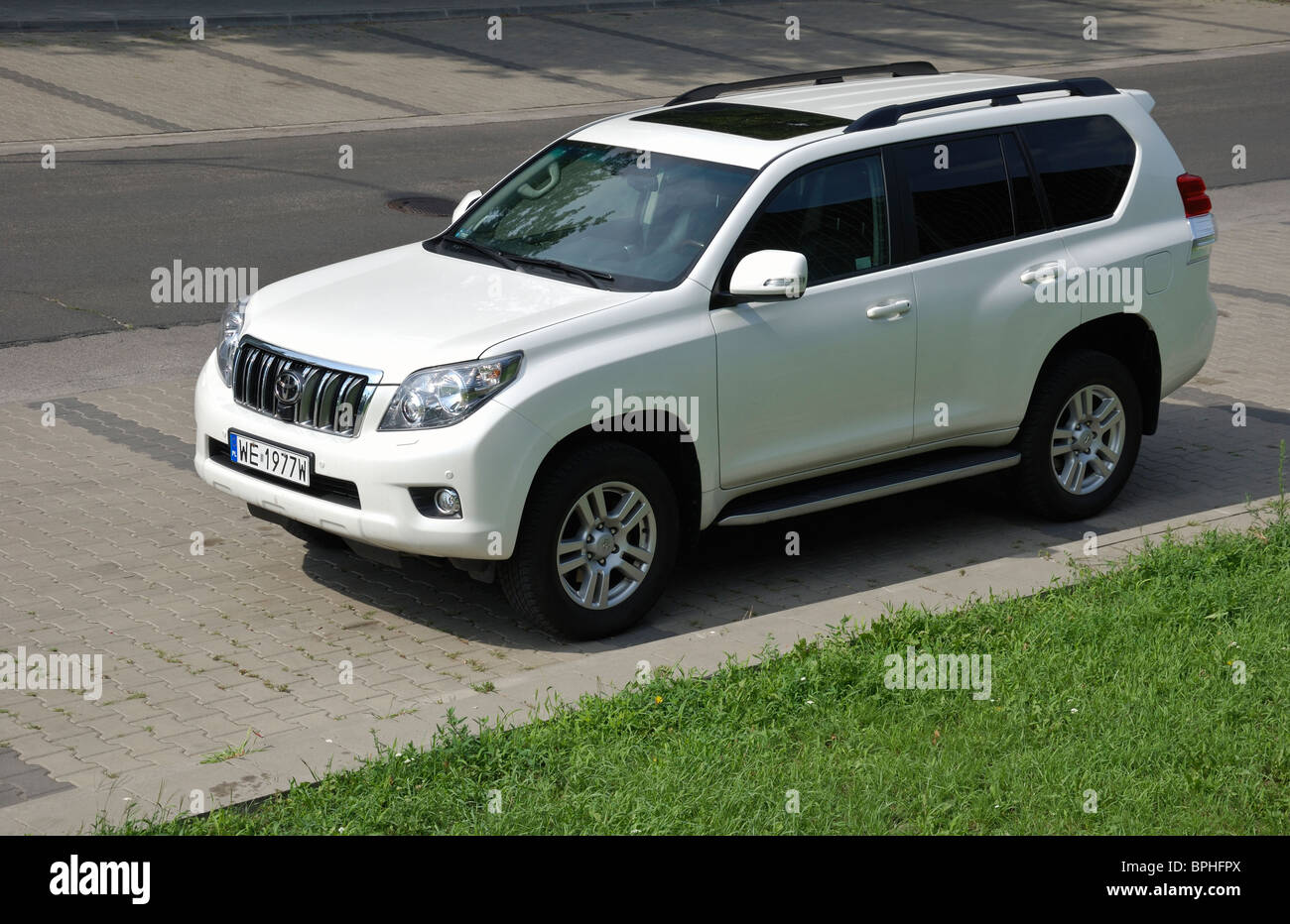 Toyota land cruiser side view hi-res stock photography and images - Alamy