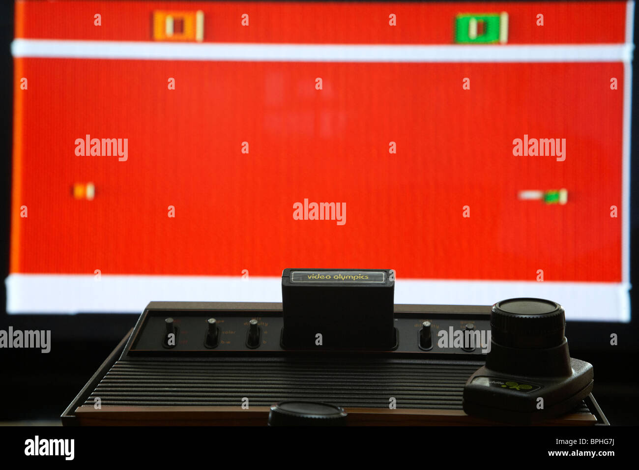 retro electronic video game original atari vcs 2600 six switch woodie and paddle playing pong Stock Photo