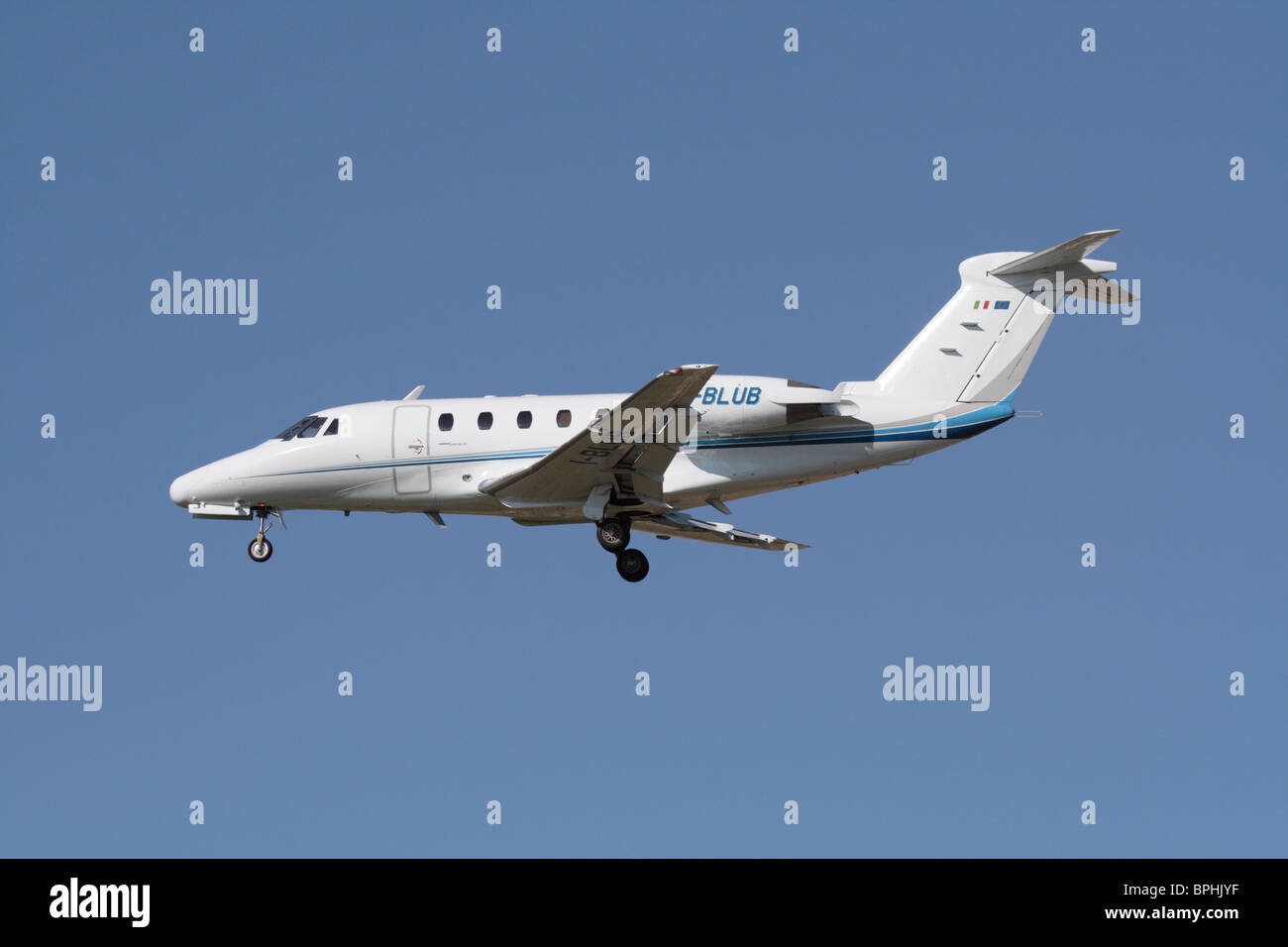 Cessna Citation VI business jet aircraft flying on approach against a clear blue sky Stock Photo