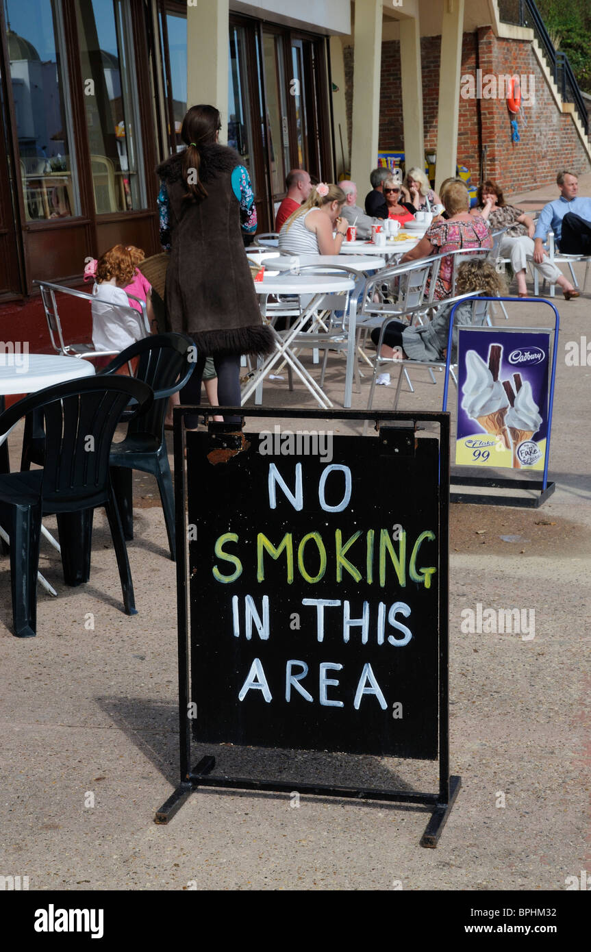 Smoking Outside Bar Stock Photos & Smoking Outside Bar Stock Images Alamy