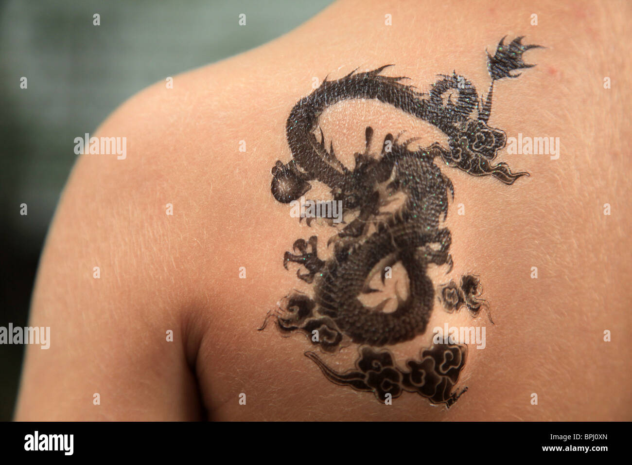 tatouage sur une épaule d'un enfant Stock Photo