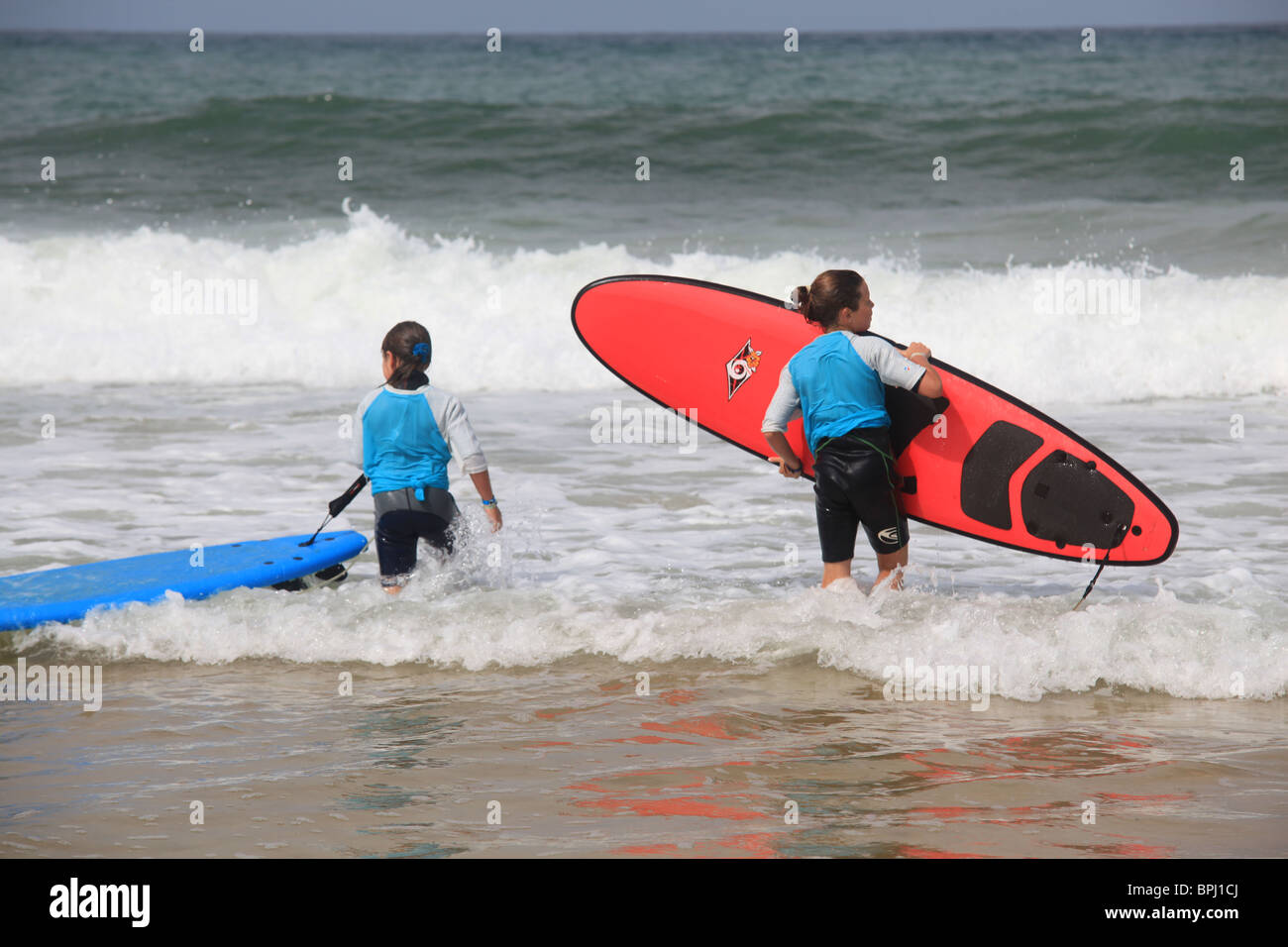 Jeunes surfeur qui pratiquent la glisse sur l'océan atlantique Stock Photo