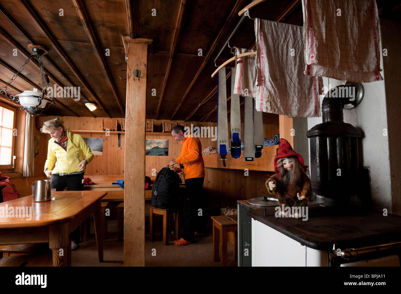 Couple in a Albert Heim mountain lodge, Urner Alps, Canton of Uri, Switzerland Stock Photo