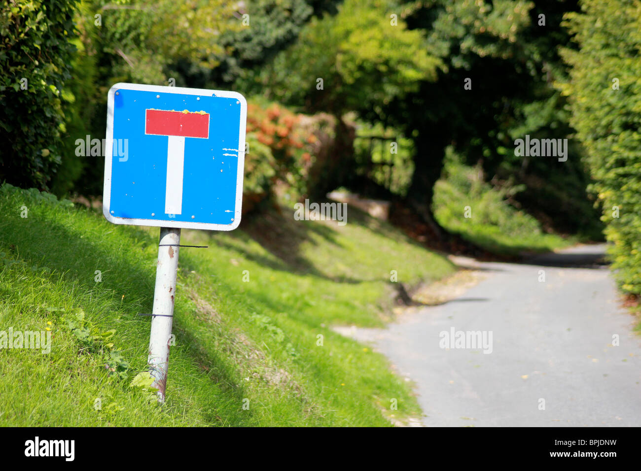Dead end sign on the side of a country lane Stock Photo