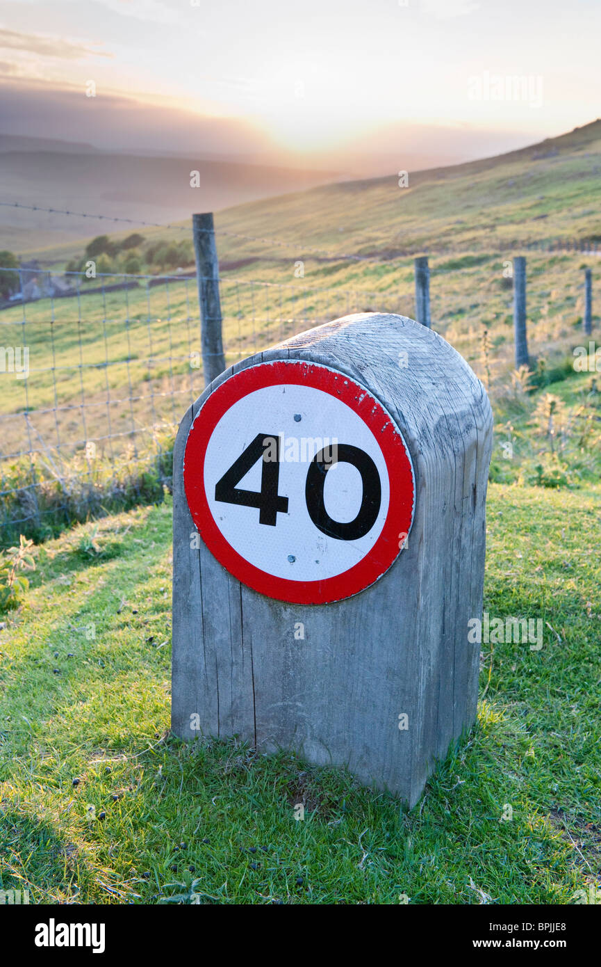 Wooden speed restriction 40 mph Stock Photo