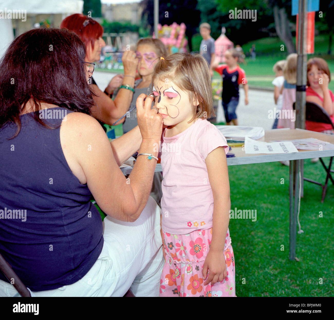 Children show painting hi-res stock photography and images - Alamy