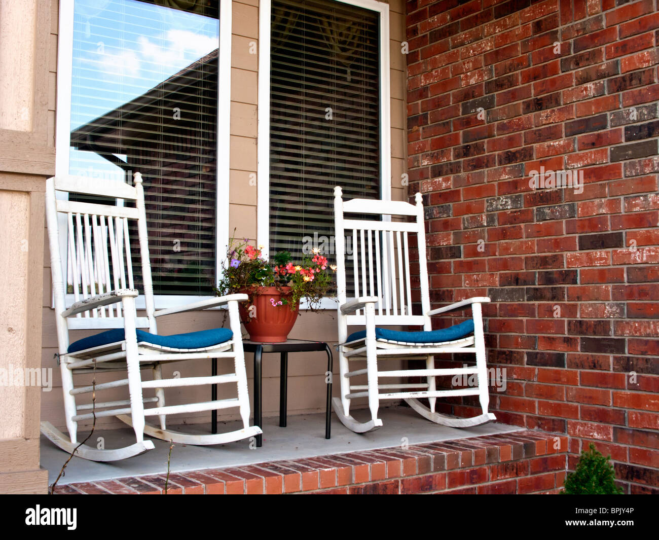 Small porch 2024 rocking chairs