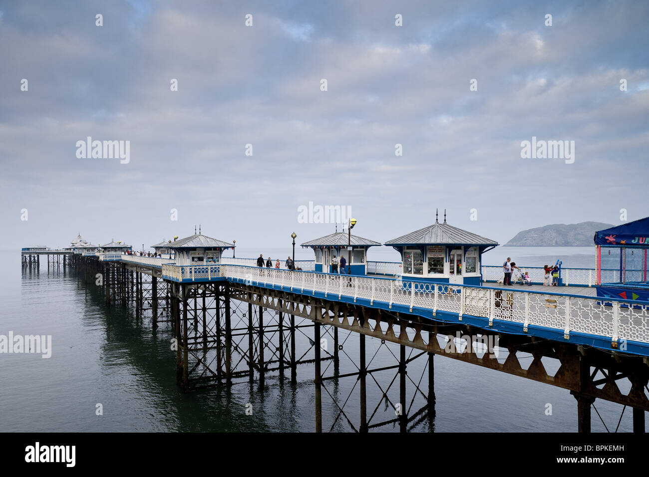 View of the 670 meters long Victorian pier, the most prominent landmark of the seaside resort town of Llandudno, Conwy County Bo Stock Photo