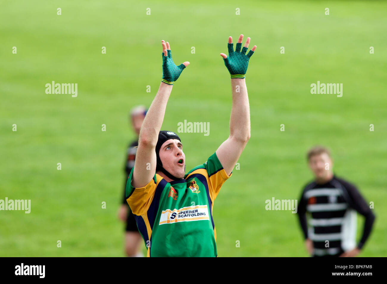 rugby-player-waiting-to-catch-the-ball-at-a-line-out-BPKFMB.jpg