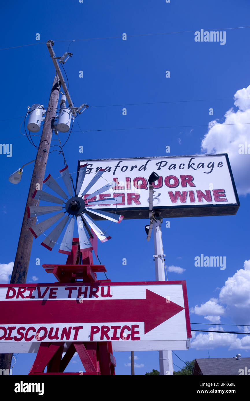 Drive in liquor sign hires stock photography and images Alamy