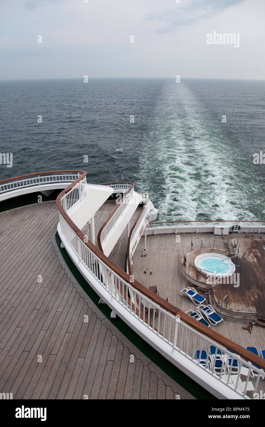A Fisheye Photograph Of The Aft Stern Of The P O Cruise Ship Stock Photo Alamy
