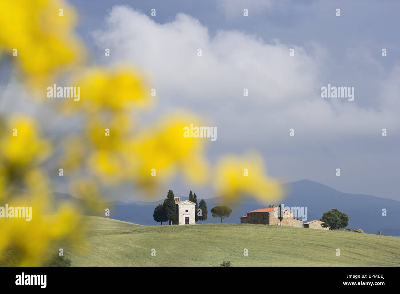 Cappella di Vitaleta und Bauernhof, San Quirico d'Orcia, Tuscany, Italy Stock Photo