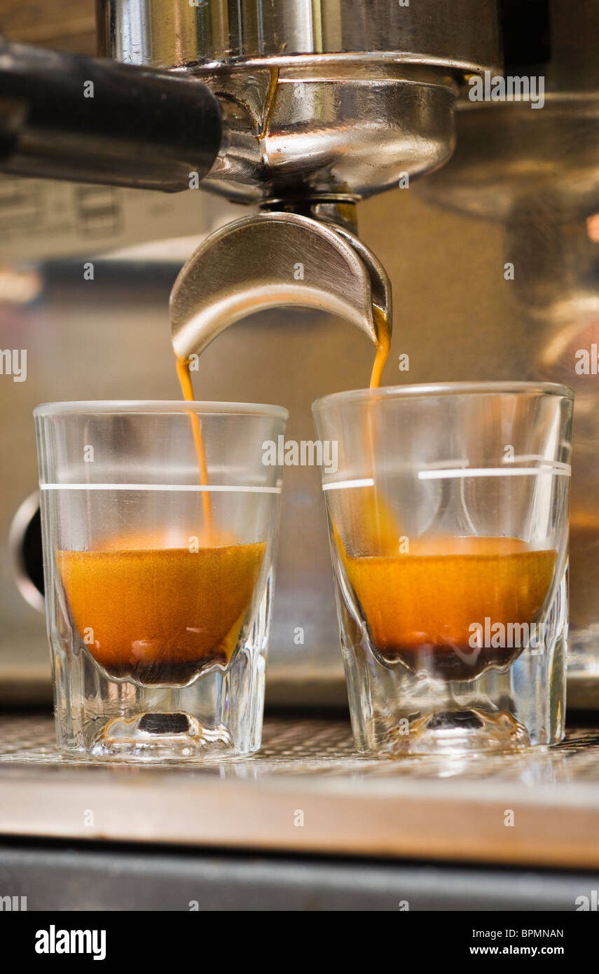 https://c8.alamy.com/comp/BPMNAN/close-up-of-espresso-machine-and-shot-glasses-during-a-pour-BPMNAN.jpg