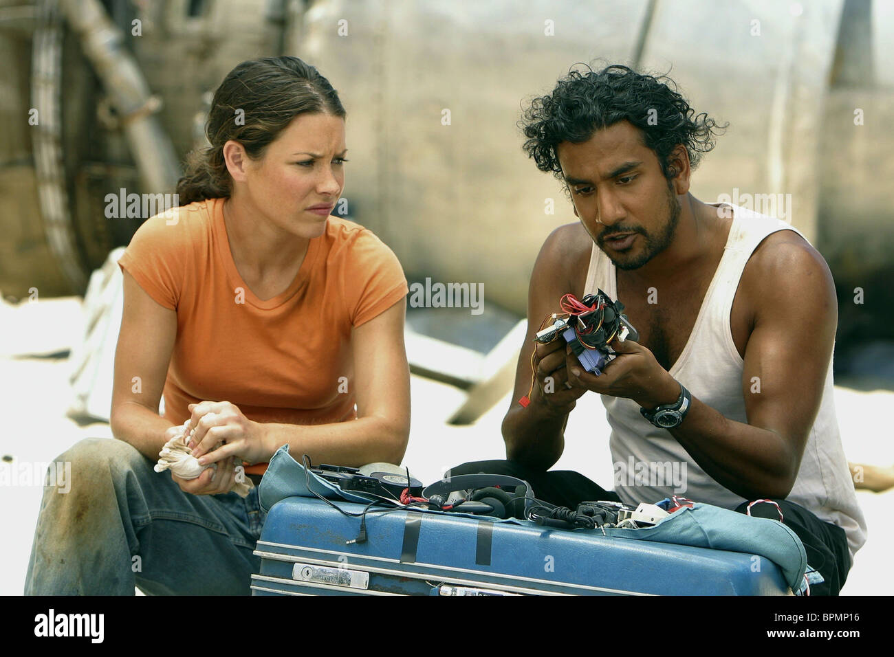 Evangeline Lilly Naveen Andrews Lost Season 1 04 Stock Photo Alamy Evangeline Lilly Naveen Andrews Lost Season 1 04 Stock Photo Alamy