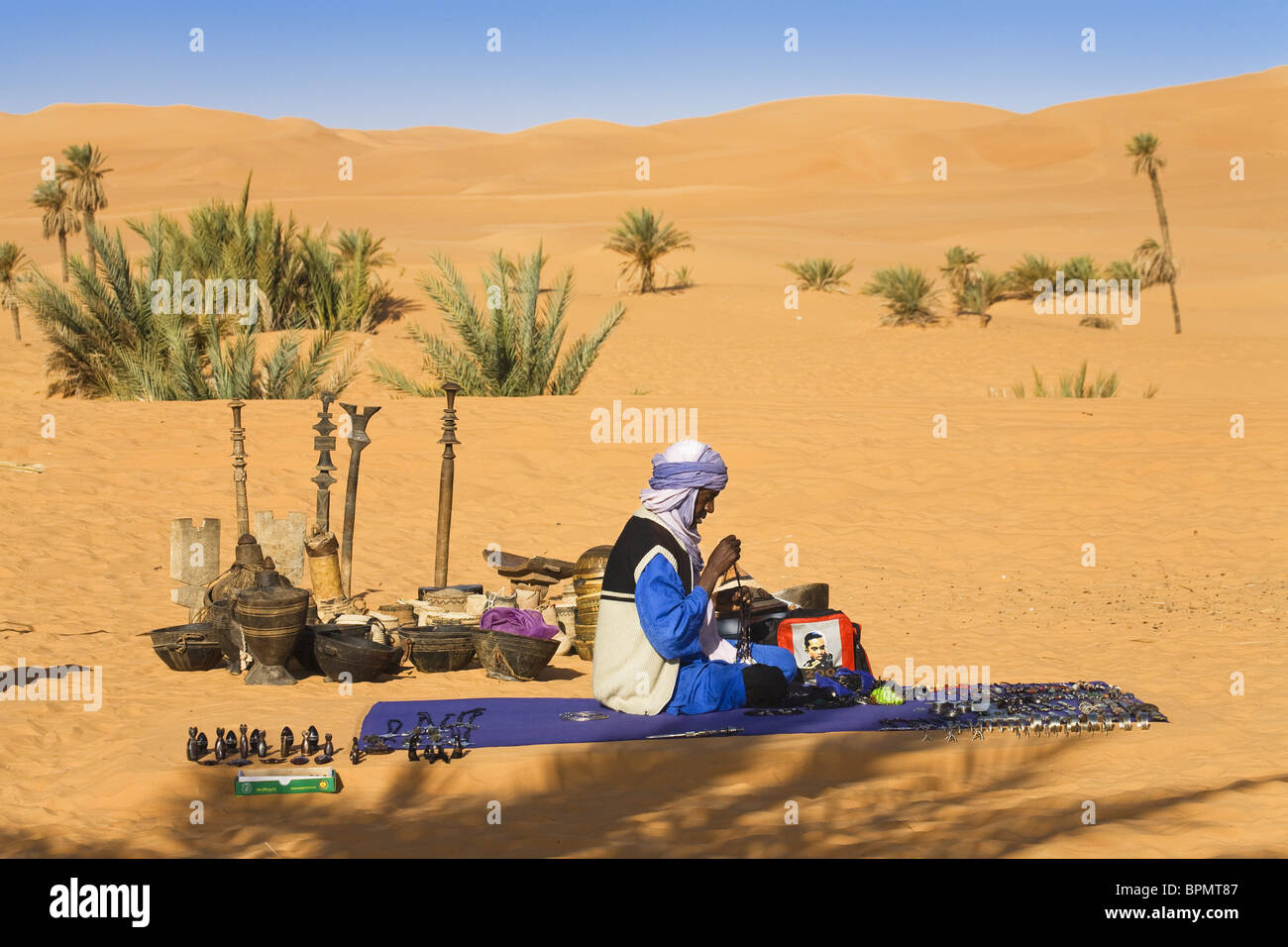 Tuareg selling souvenirs at Mandara Lakes, oasis Um el Ma, libyan