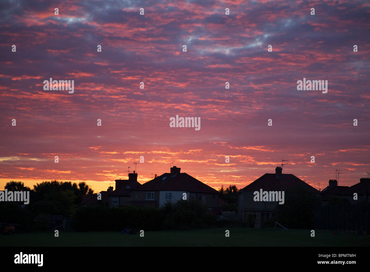 Sunrise over london orange hi-res stock photography and images - Alamy