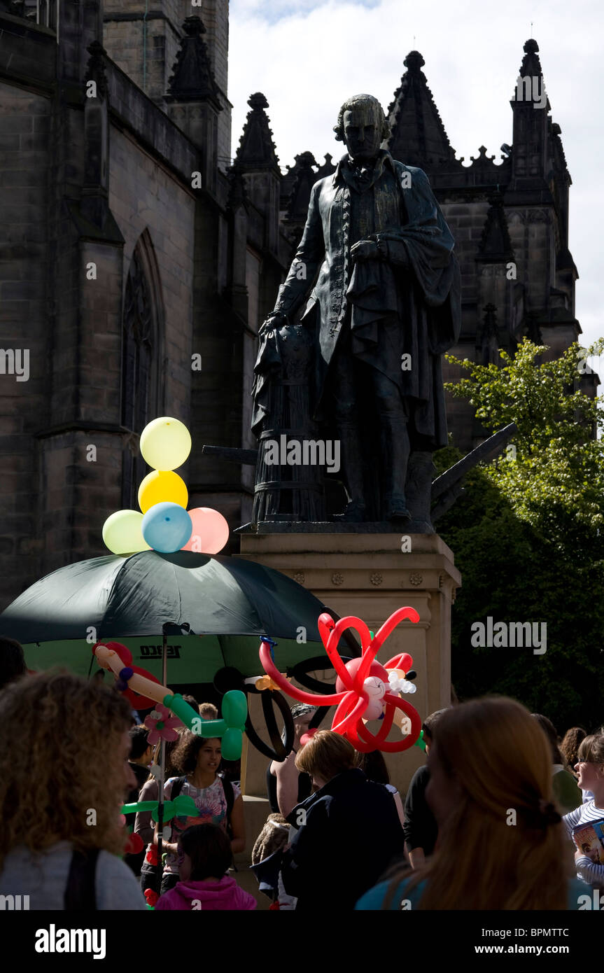 Balloon artist in the Royal Mile during the Edinburgh Festival with St
