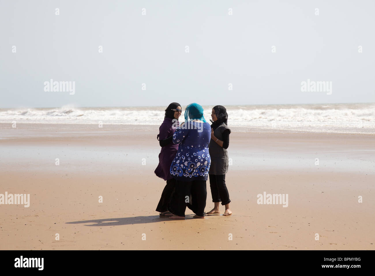 Arab girls in traditional dress hi-res stock photography and images - Alamy