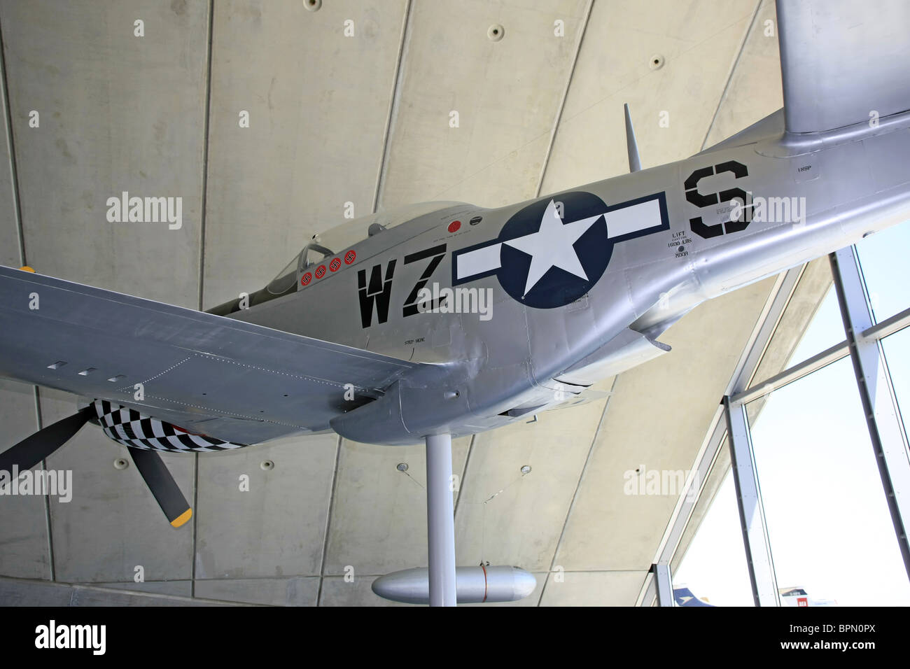https://c8.alamy.com/comp/BPN0PX/a-p51-mustang-fighter-plane-on-display-hanging-from-the-ceiling-of-BPN0PX.jpg