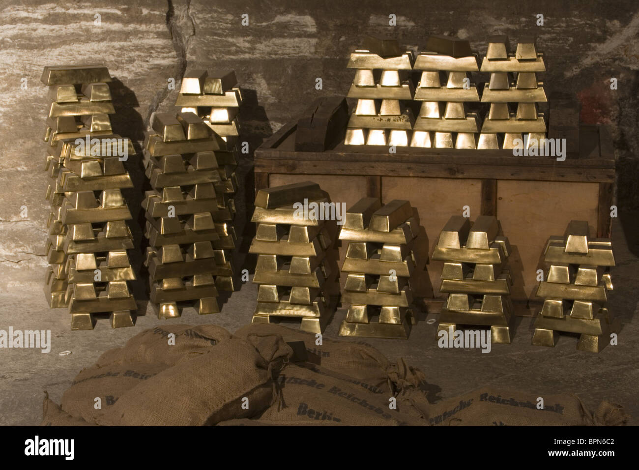 gold-bar-replicas-in-merkers-treasure-room-at-erlebnisbergwerk-merkers-BPN6C2.jpg