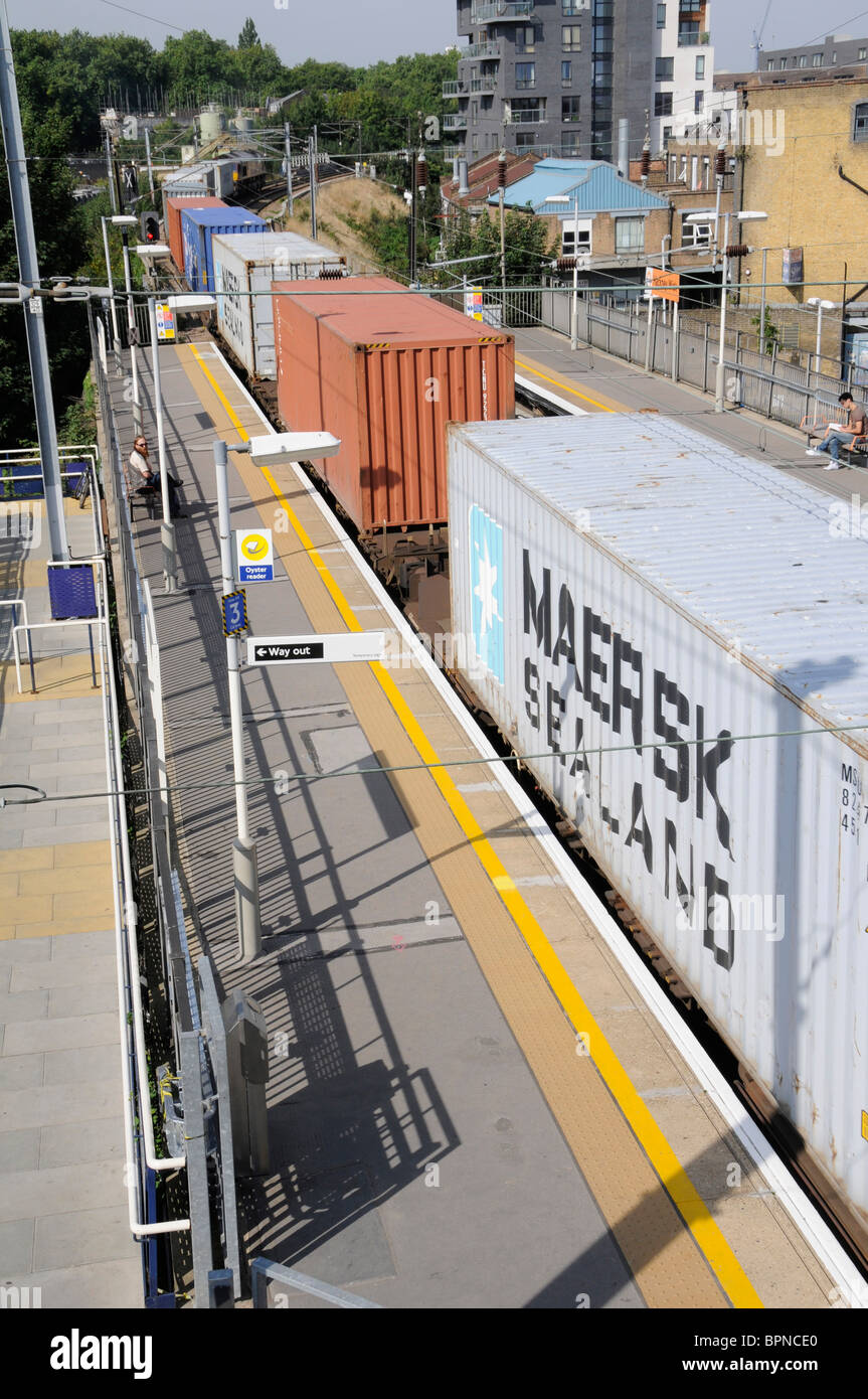 UK FREIGHT TRAIN CONTAINERS MOVE THEIR CARGO ON OVERGROUND RAIL PAST HACKNEY WICK NEAR LONDON 2012 OLYMPIC PARK Stock Photo