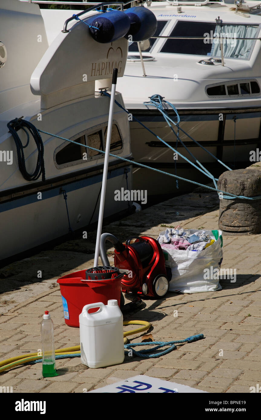 Hire boat cleaning & change over day cleaning materials with vacuum cleaner mop and bucket Stock Photo