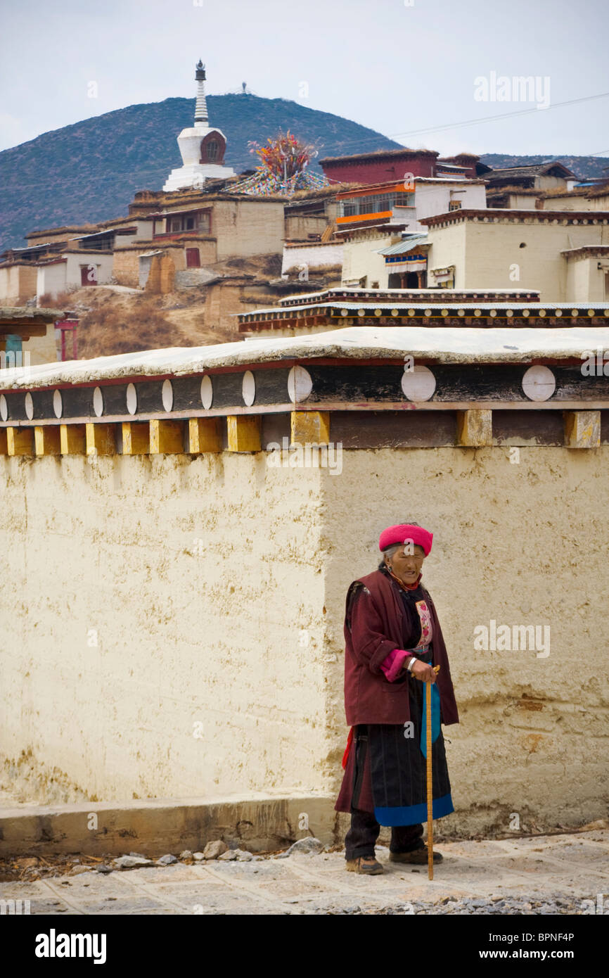 Yunnan traditional dress hi-res stock photography and images - Alamy