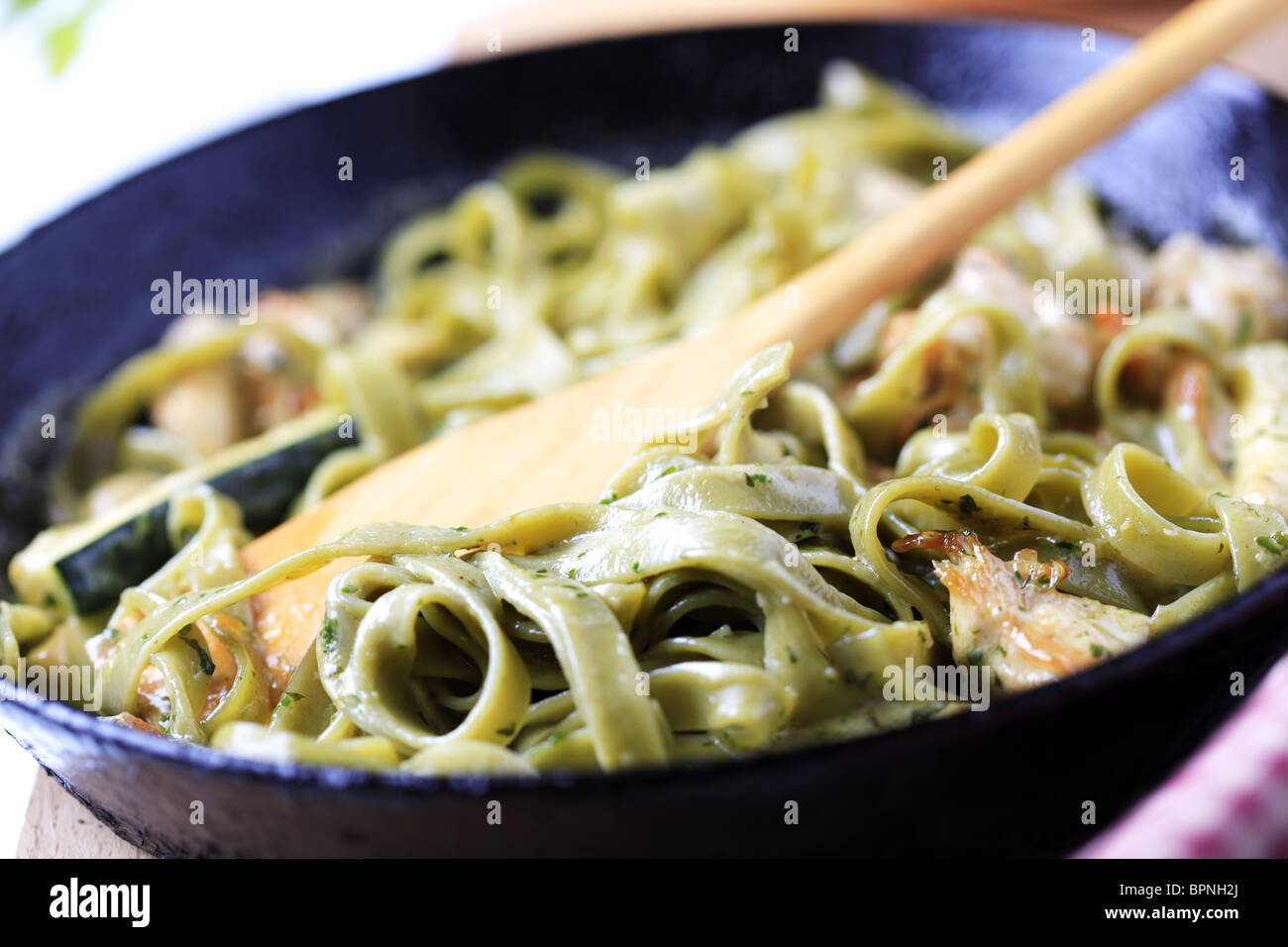 Spinach fettuccine chicken meat hires stock photography and images Alamy