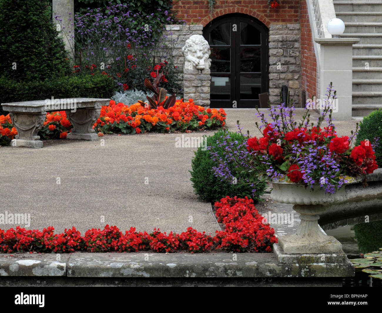 Formal flowers hi-res stock photography and images - Alamy
