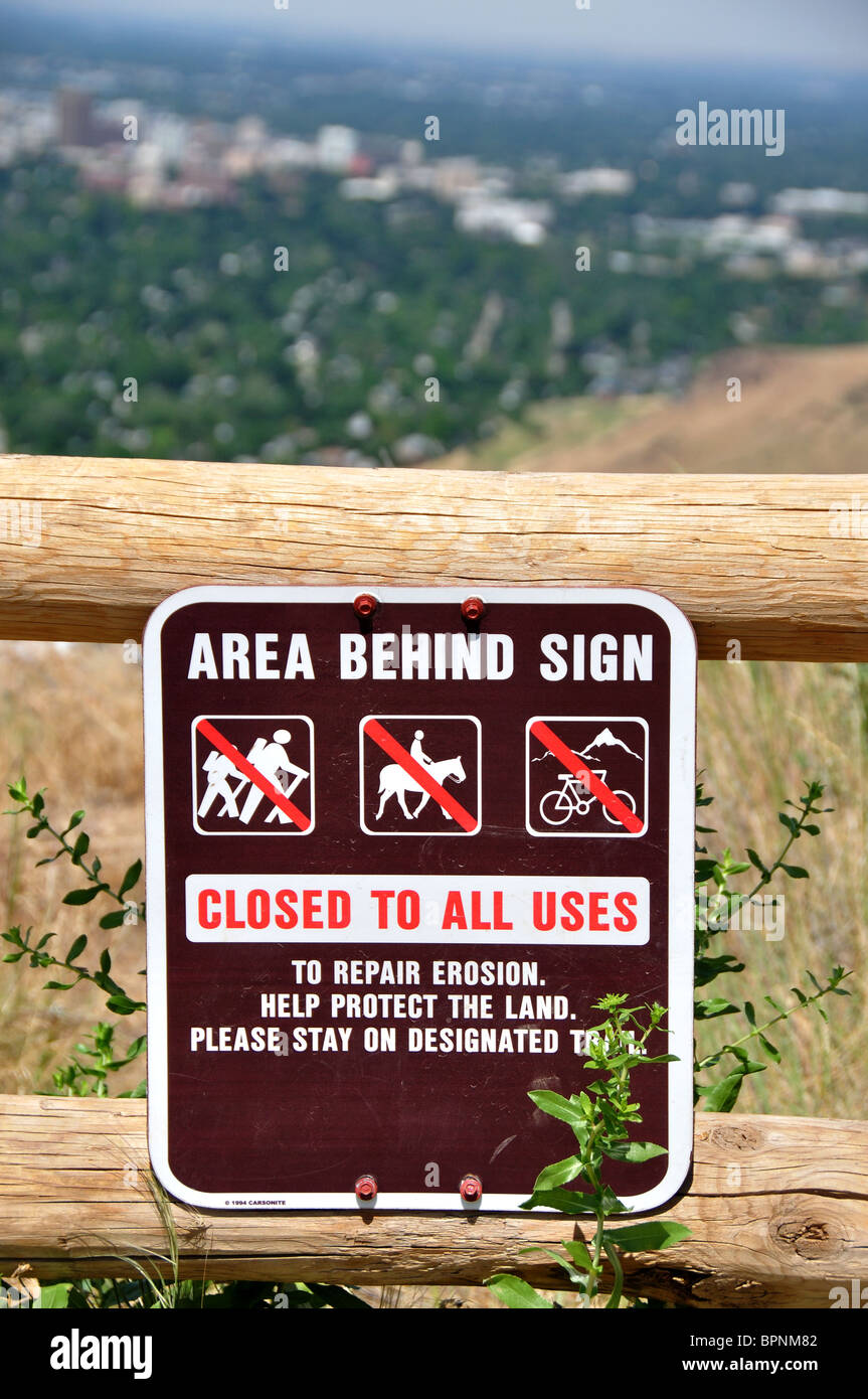 Trail closed sign hi-res stock photography and images - Alamy